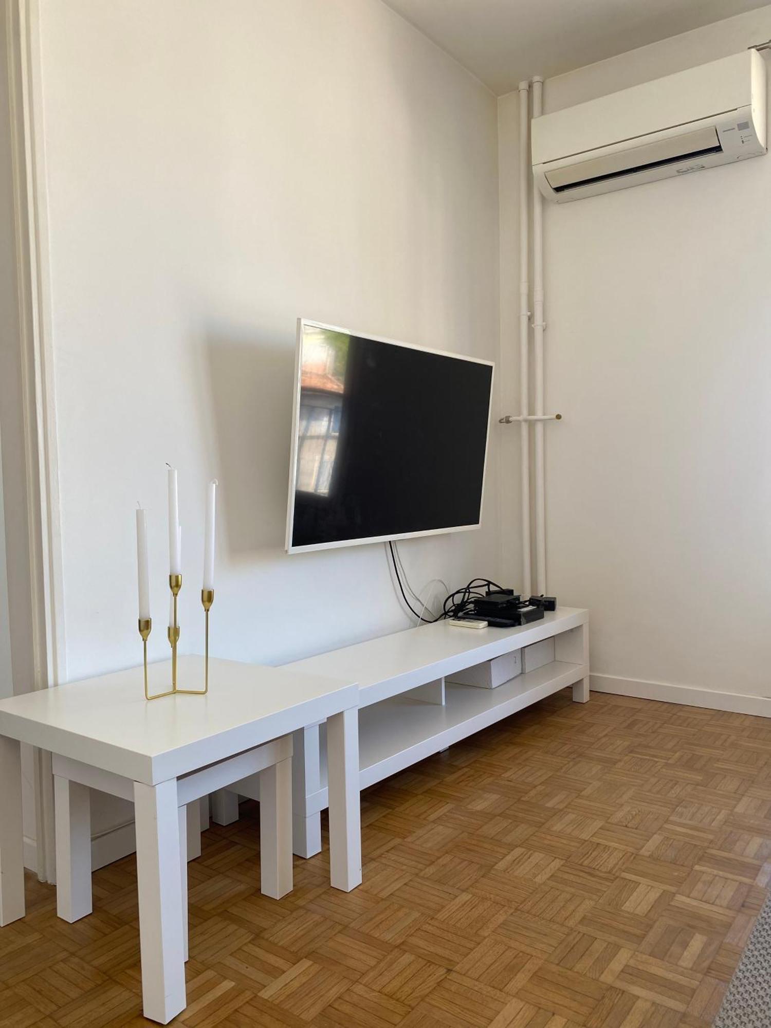 Petit Cocon Avec Balcon Au Centre De